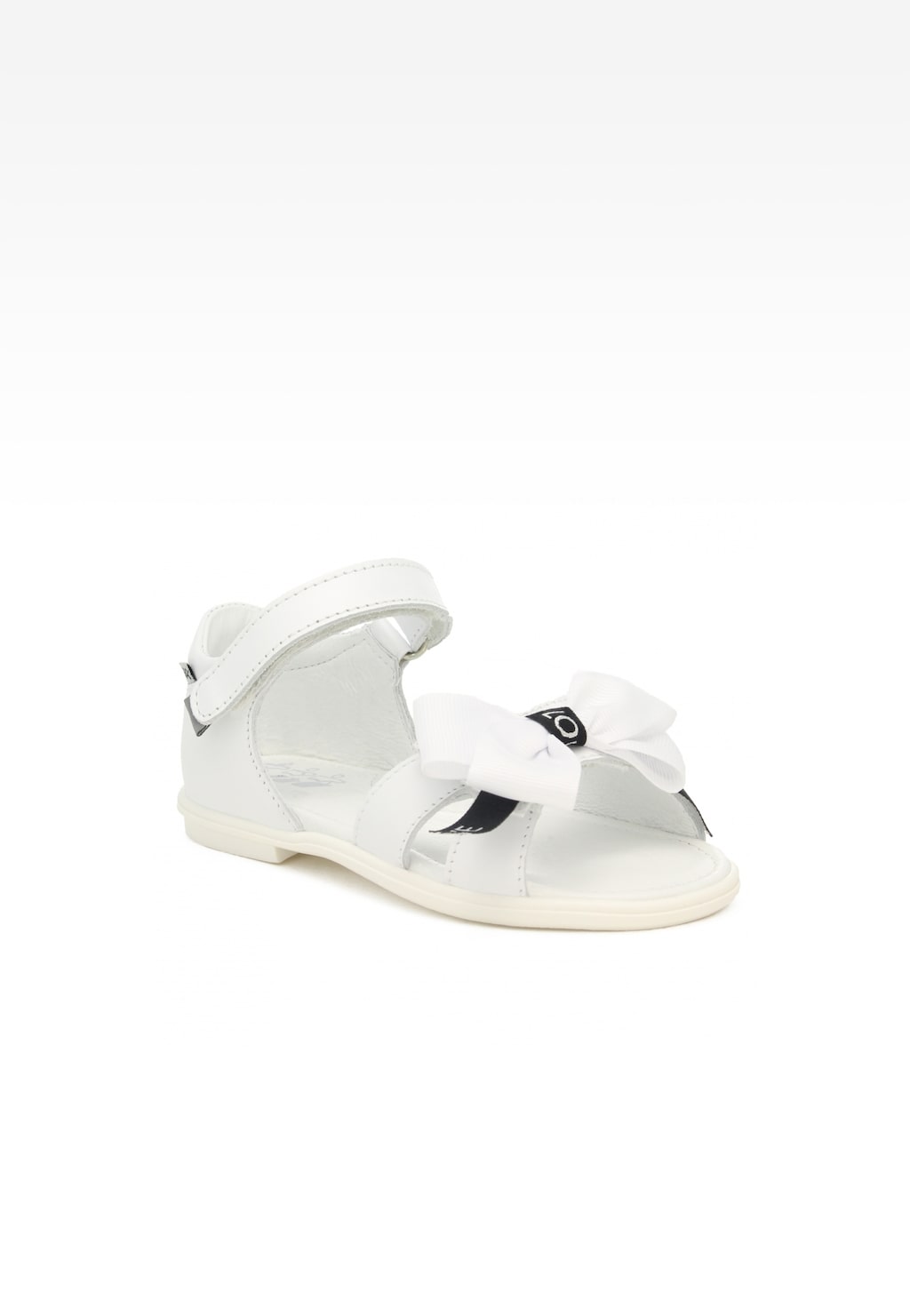 Białe sandały dziewczęce Bartek 19041001 z ozdobną kokardką, zapinane na rzep, widok z boku.