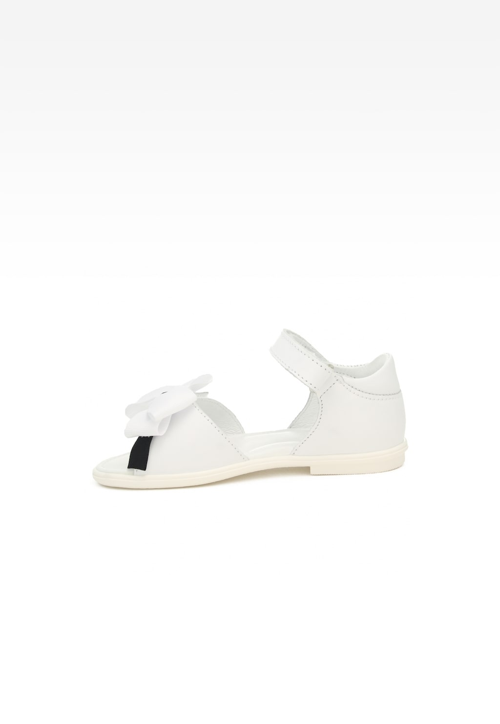 Białe sandały dziewczęce BARTEK 19041001 z ozdobną kokardką na przodzie, zapinane na rzep, widoczne z boku.
