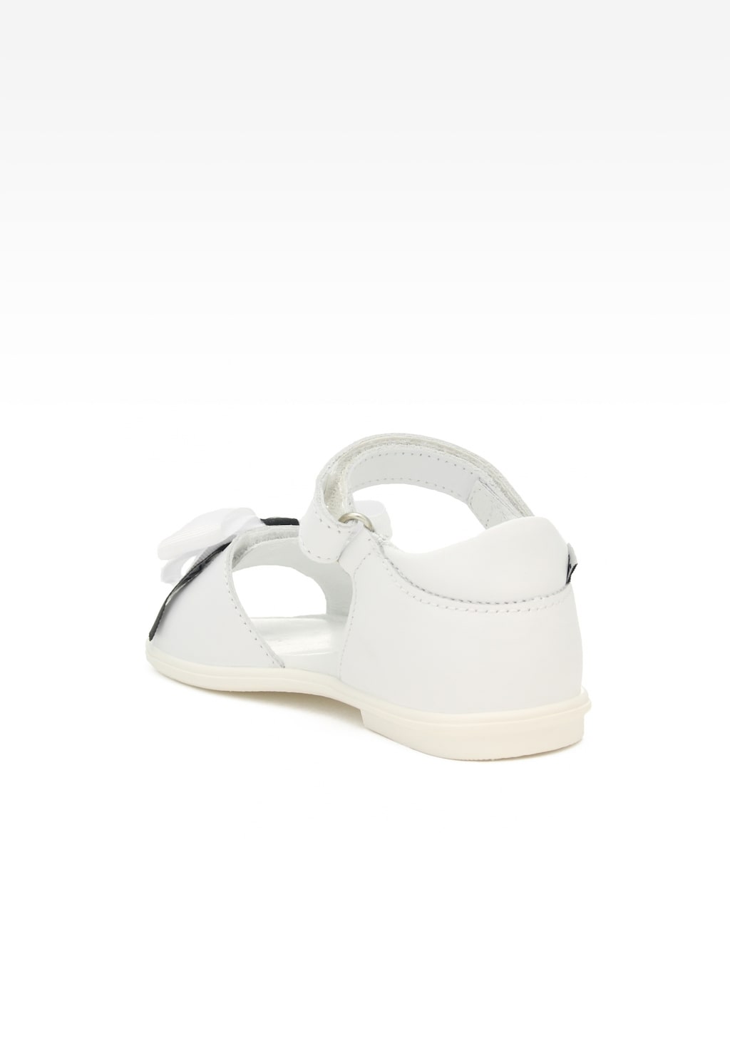 Białe sandały dziewczęce BARTEK 19041001 z ozdobną kokardką, widok z tyłu. Buty posiadają zapięcie na rzep i miękką podeszwę, idealne na lato.