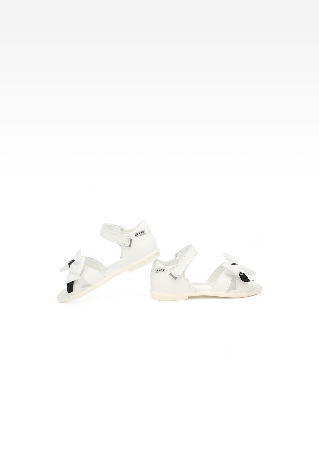 Białe sandały dziewczęce BARTEK 19041001 z ozdobnymi kokardkami, zapinane na rzepy, widok z boku, eleganckie obuwie letnie dla dziewczynek.