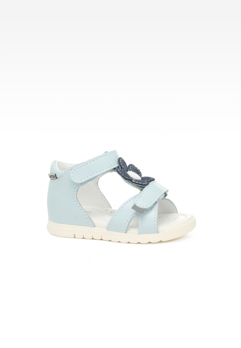 Jasnoniebieski sandał Bartek 11414001 dla dziewcząt z ozdobnym motylem, zapinany na rzepy, z wygodną białą podeszwą i wyprofilowaną wkładką wewnętrzną.
