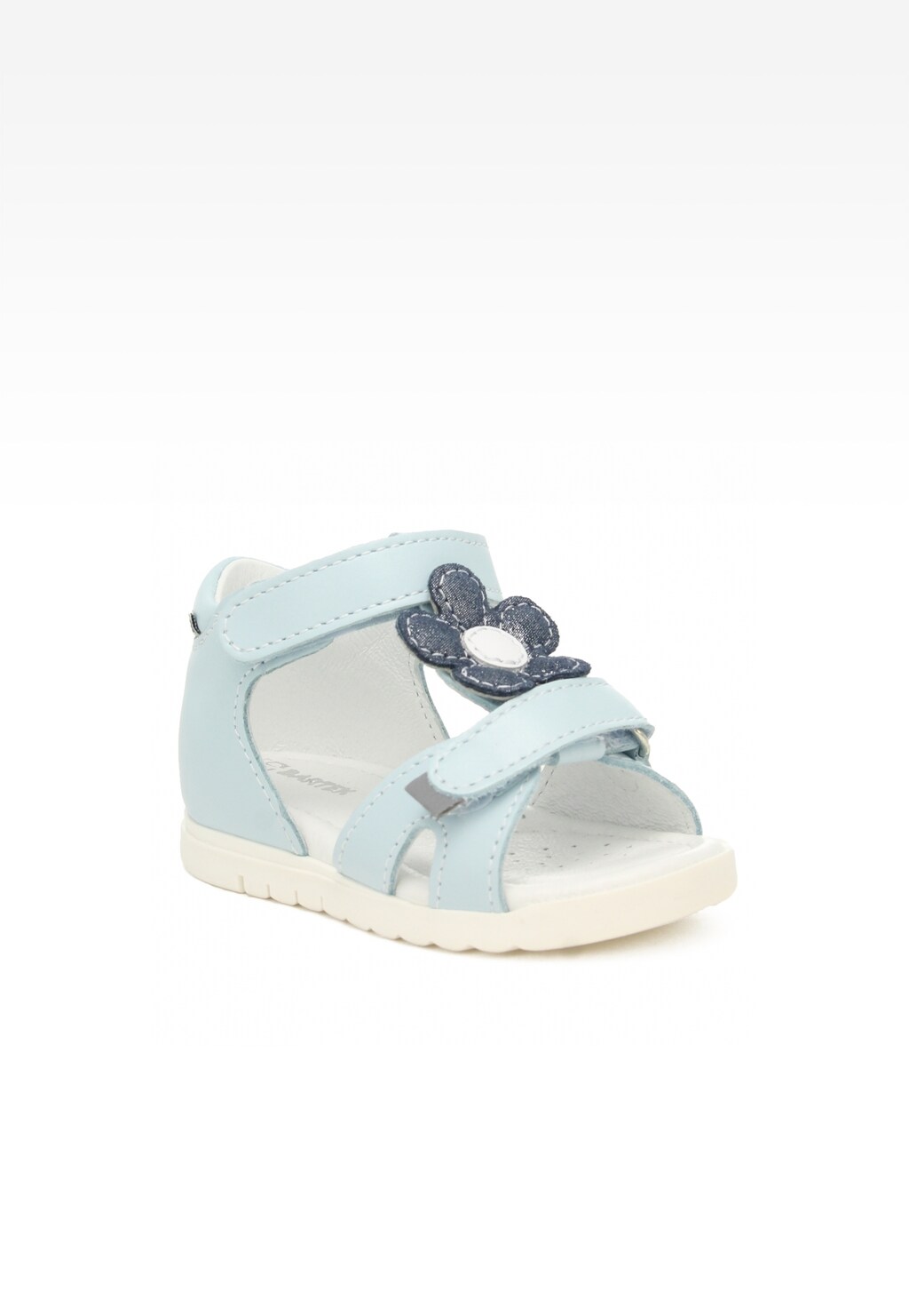 Jasnoniebieskie sandały Bartek 11414001 dla dziewcząt z ozdobnym granatowym kwiatkiem na pasku. Model posiada rzepy ułatwiające zakładanie i lekką, białą podeszwę.
