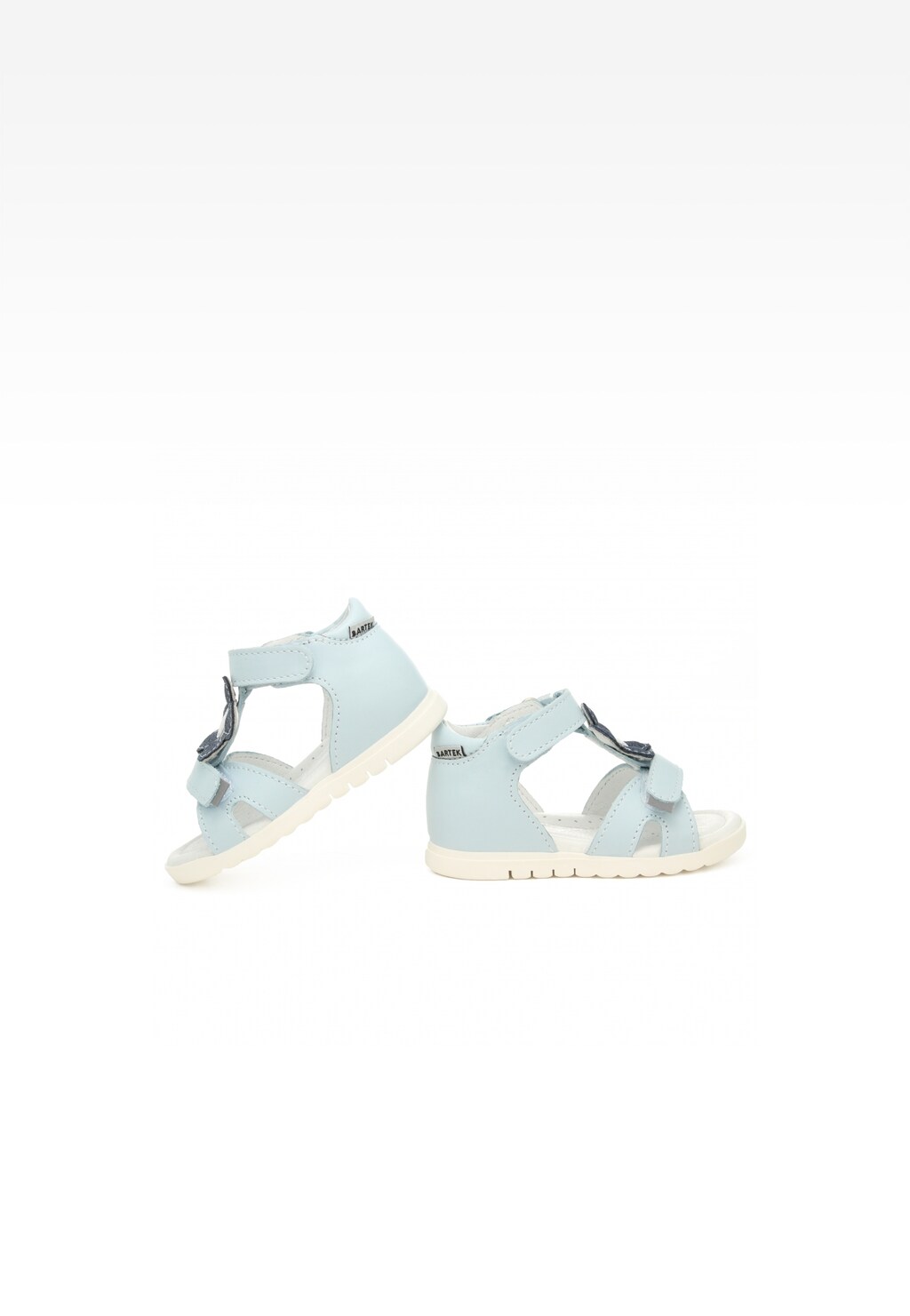 Jasno niebieskie sandały Bartek 11414001 dla dziewcząt z ozdobną klamerką, na białej podeszwie, zapinane na rzep, idealne na lato.