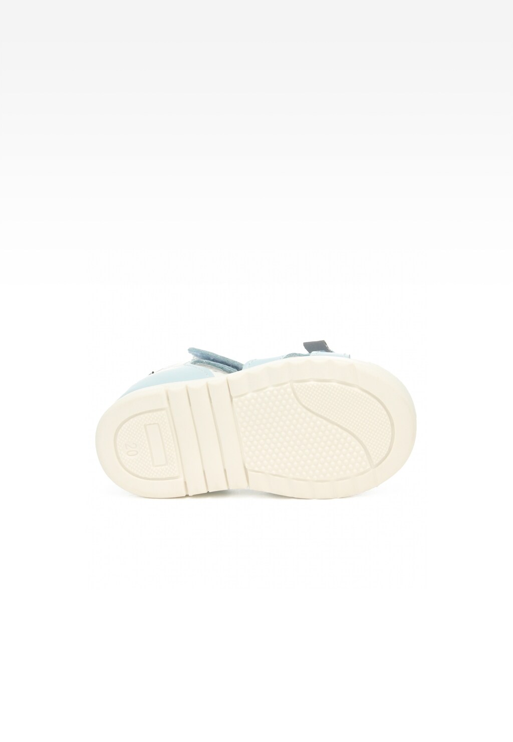 Jasnoniebieski sandał dziecięcy Bartek 11414001 dla dziewcząt ukazany od spodu, z widoczną kremową podeszwą o antypoślizgowym wzorze i wyraźnymi rowkami.