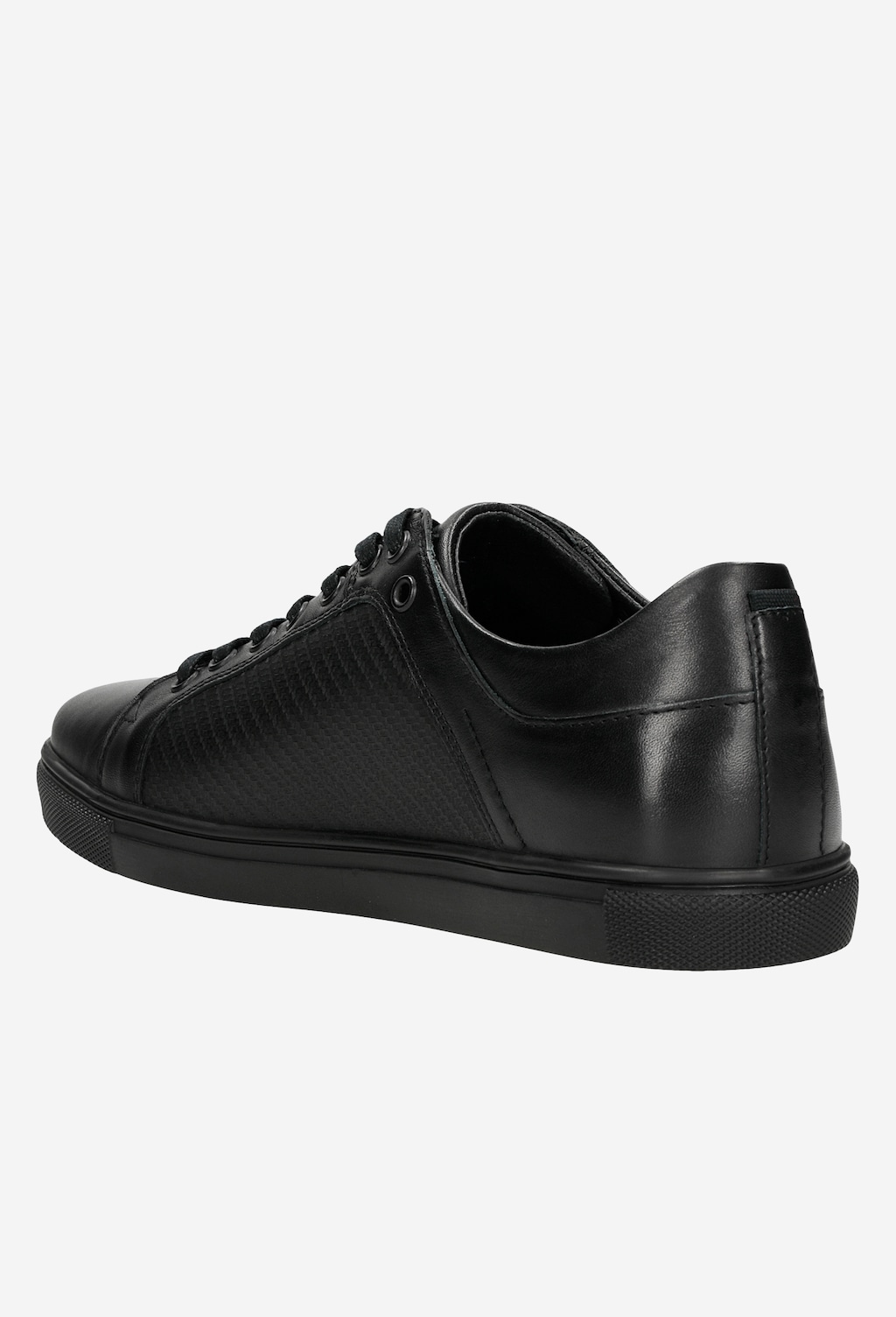 Czarne półbuty Wojas model 10035-51 z tłoczoną wstawką na boku, wykonane ze skóry, widok z profilu, z zawiązanymi sznurówkami i gumową podeszwą.