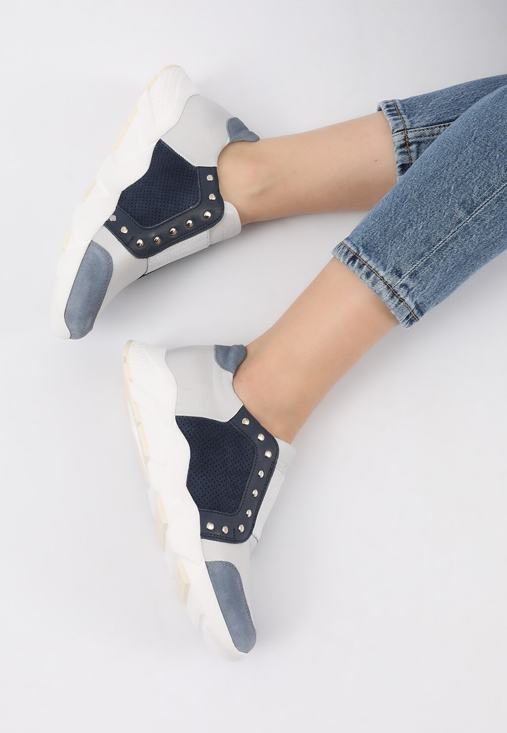 Wsuwane sneakersy damskie w kolorze niebiesko-srebrnym z nitami 46090-86 Widok 7