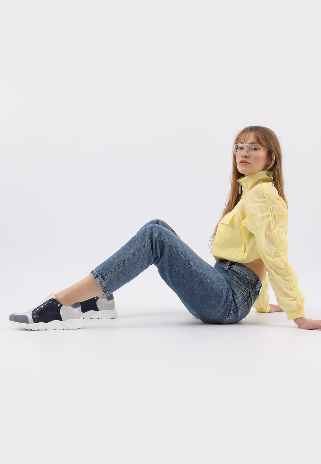 Wsuwane sneakersy damskie w kolorze niebiesko-srebrnym z nitami 46090-86 Widok 8