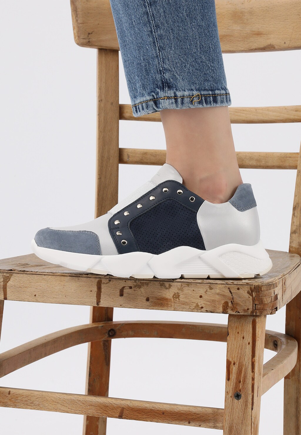 Wsuwane sneakersy damskie w kolorze niebiesko-srebrnym z nitami 46090-86 Widok 9