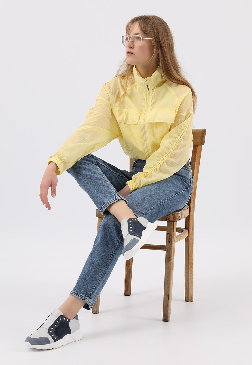 Wsuwane sneakersy damskie w kolorze niebiesko-srebrnym z nitami 46090-86 Widok 1