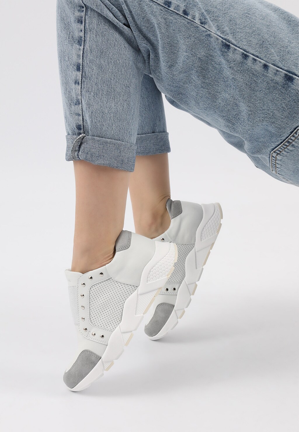 Białe sneakersy damskie z szarymi elementami  46090-89 Widok 7