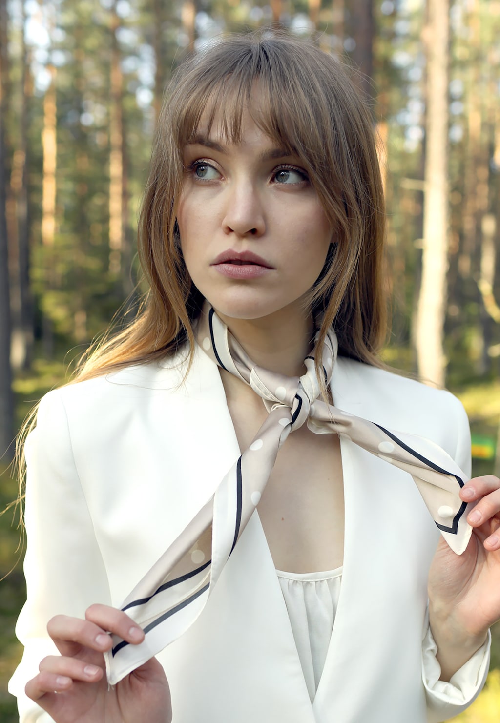 Beżowa apaszka damska w duże białe kropki 96008-14 Widok 1