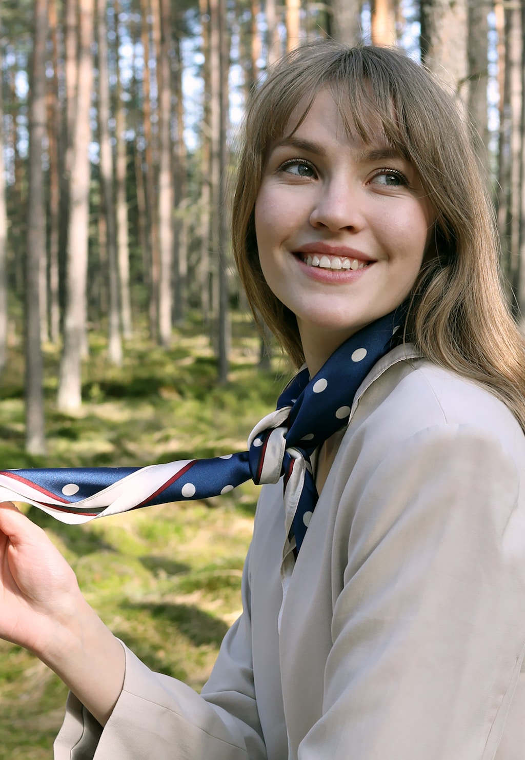 Granatowa apaszka damska z białym wzorem w grochy 96008-16 Widok 1