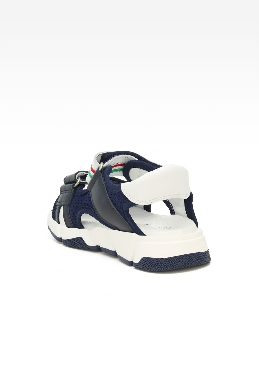 Granatowe sandały dziecięce Bartek 16032003 z białymi elementami, ozdobione kolorową wstążką, na grubej, sportowej podeszwie, widoczne z boku.