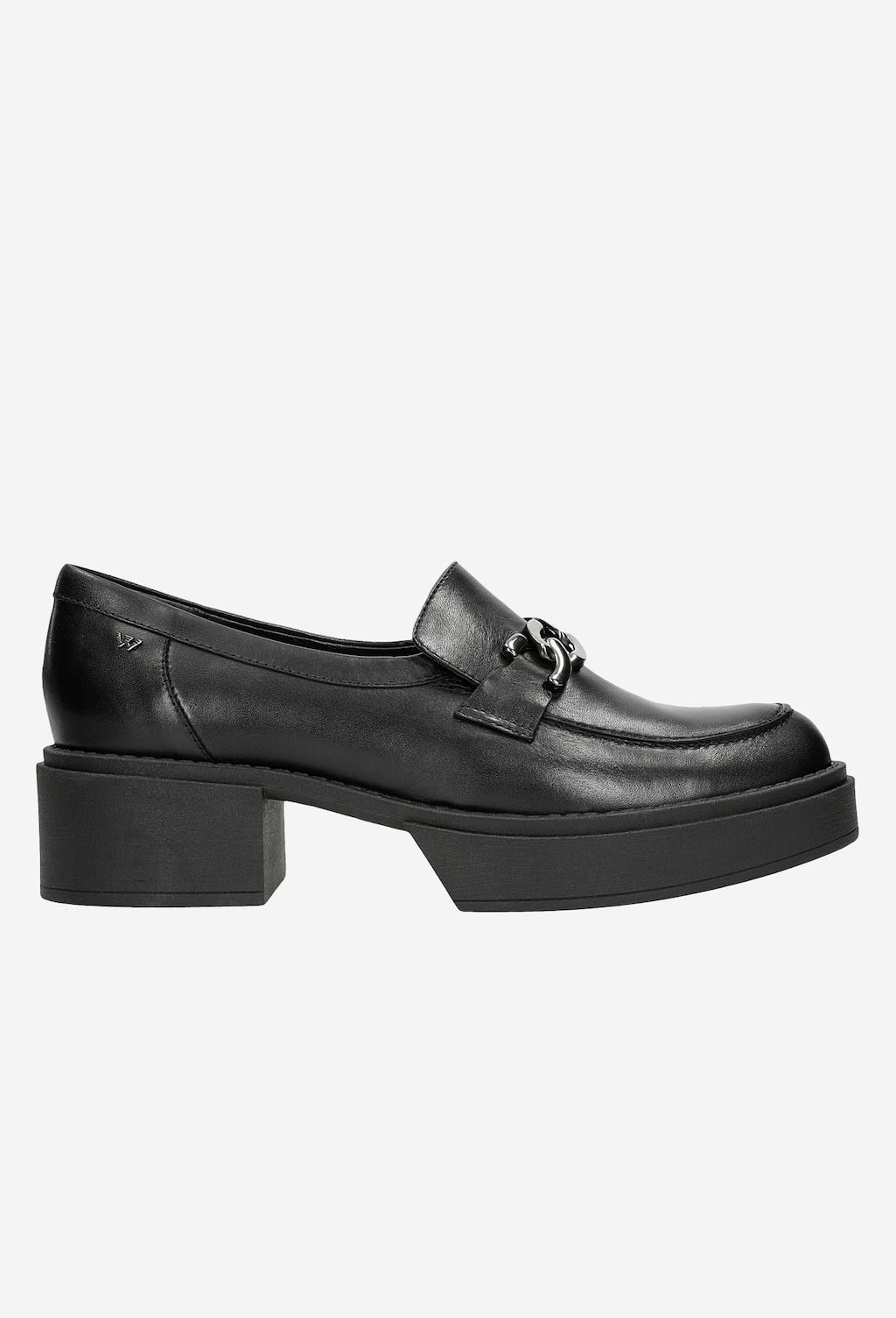 Czarne skórzane mokasyny damskie Wojas 46113-51 w stylu urban z metalową ozdobą, na grubej platformie i stabilnym obcasie, widok z boku.
