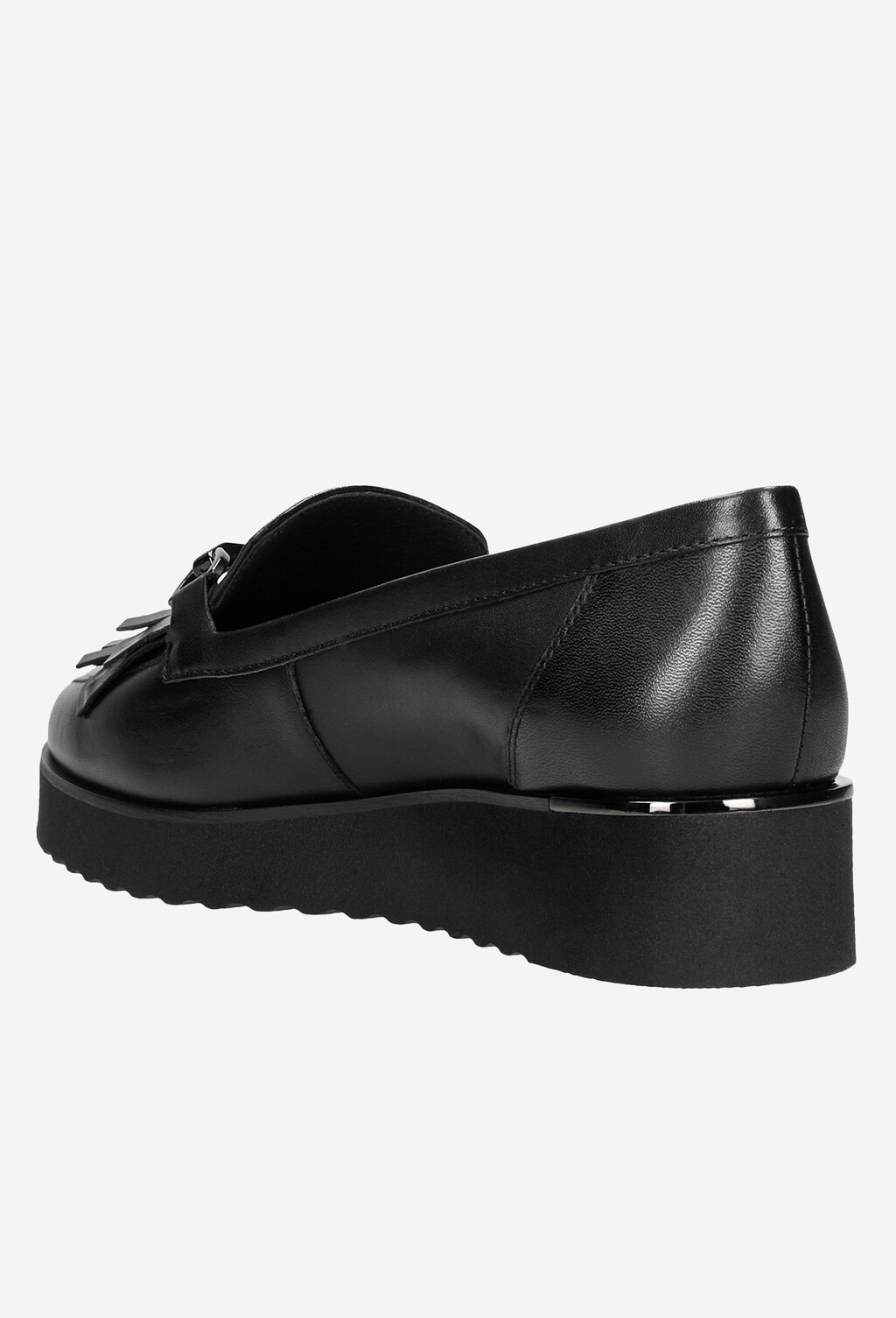 Czarne eleganckie mokasyny damskie Wojas 46100-51 z ozdobnymi frędzlami, ujęcie z boku, na platformie, wykonane ze skóry naturalnej.