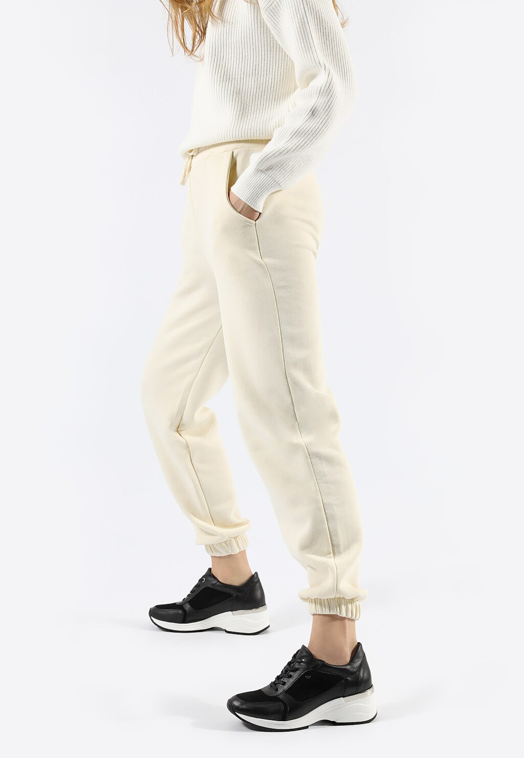 Elegantní černé botasky dámské s bílou podrážkou 46061-71 Widok 8