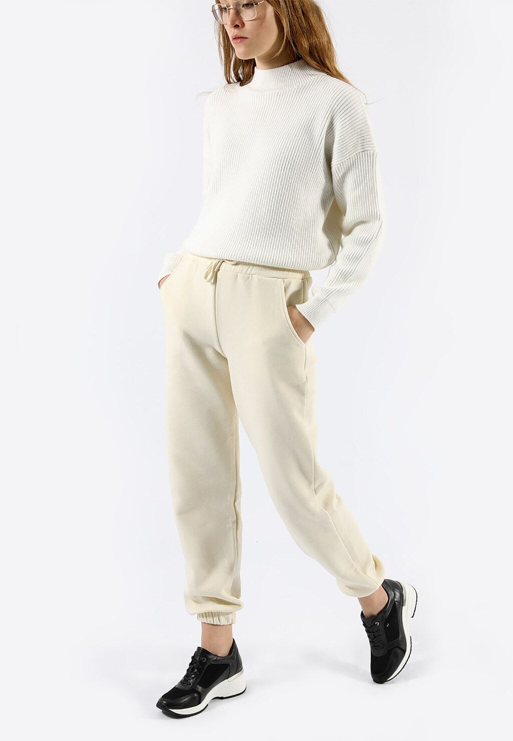 Elegantní černé botasky dámské s bílou podrážkou 46061-71 Widok 9