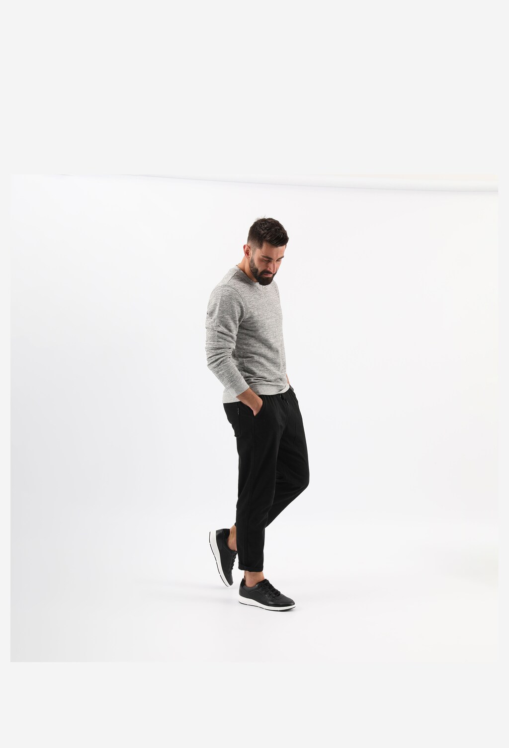 Czarne sneakersy męskie na białej podeszwie 10062-71 Widok 8