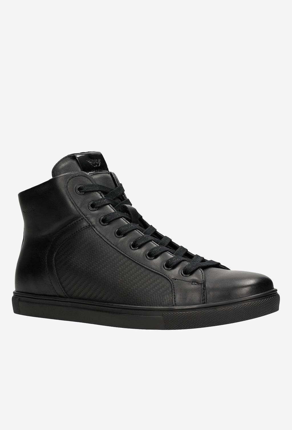 Czarne trampki wysokie Wojas 24026-71 dla mężczyzn z ozdobnymi tłoczeniami na bokach, wykonane ze skóry, z klasycznym sznurowaniem i logo marki na języku.