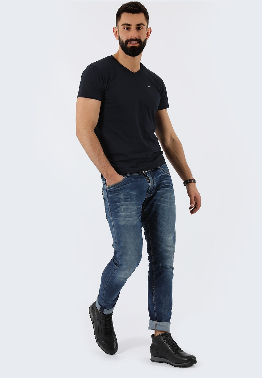 Mężczyzna w czarnej koszulce i jeansach prezentujący eleganckie czarne trzewiki męskie Wojas model 9166-51, idealne do casualowych stylizacji.