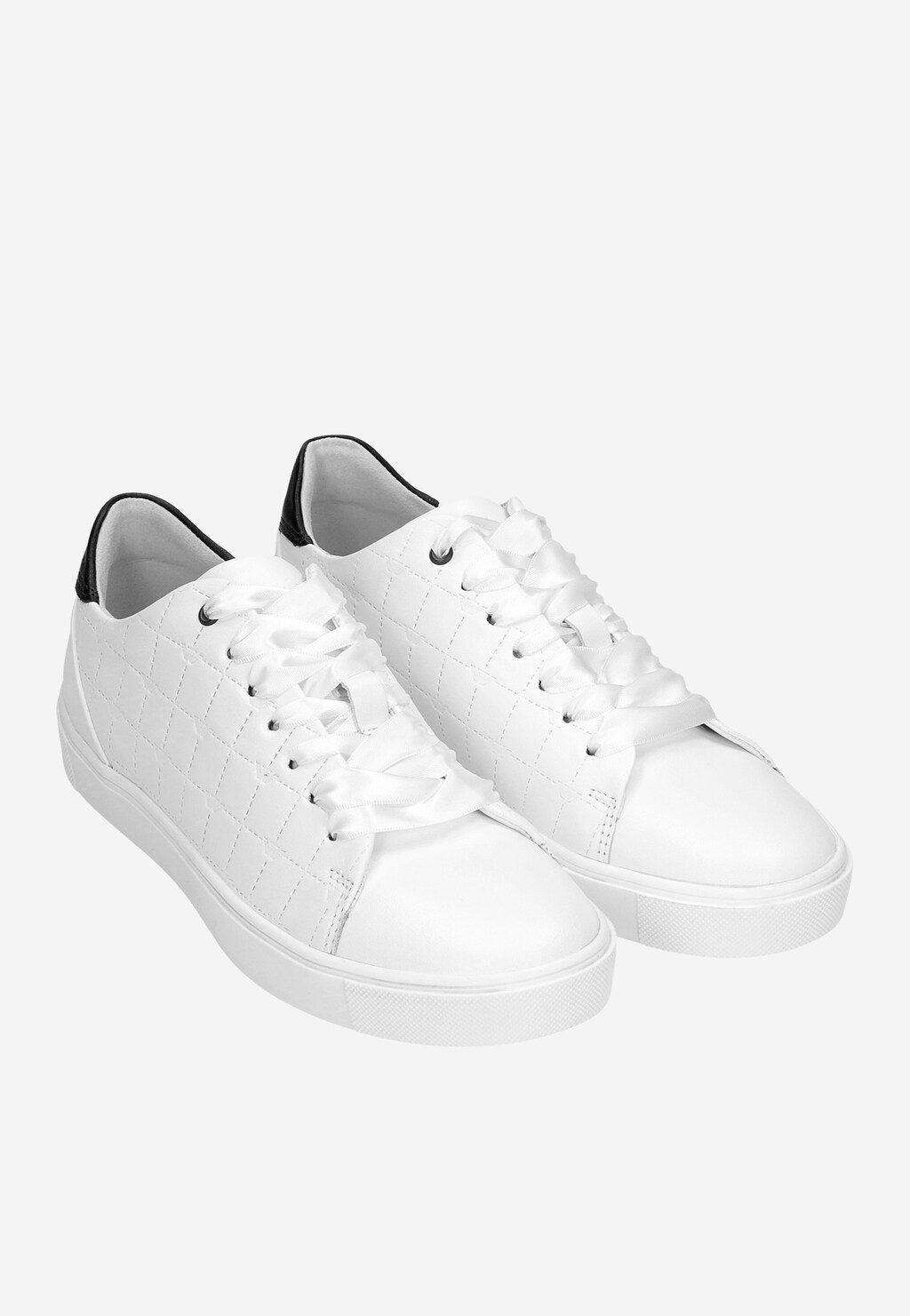 Białe buty sportowe marki Wojas z czarnymi elementami na pięcie, przewleczone białymi satynowymi sznurowadłami model sznurowadla26S o długości 100 cm.