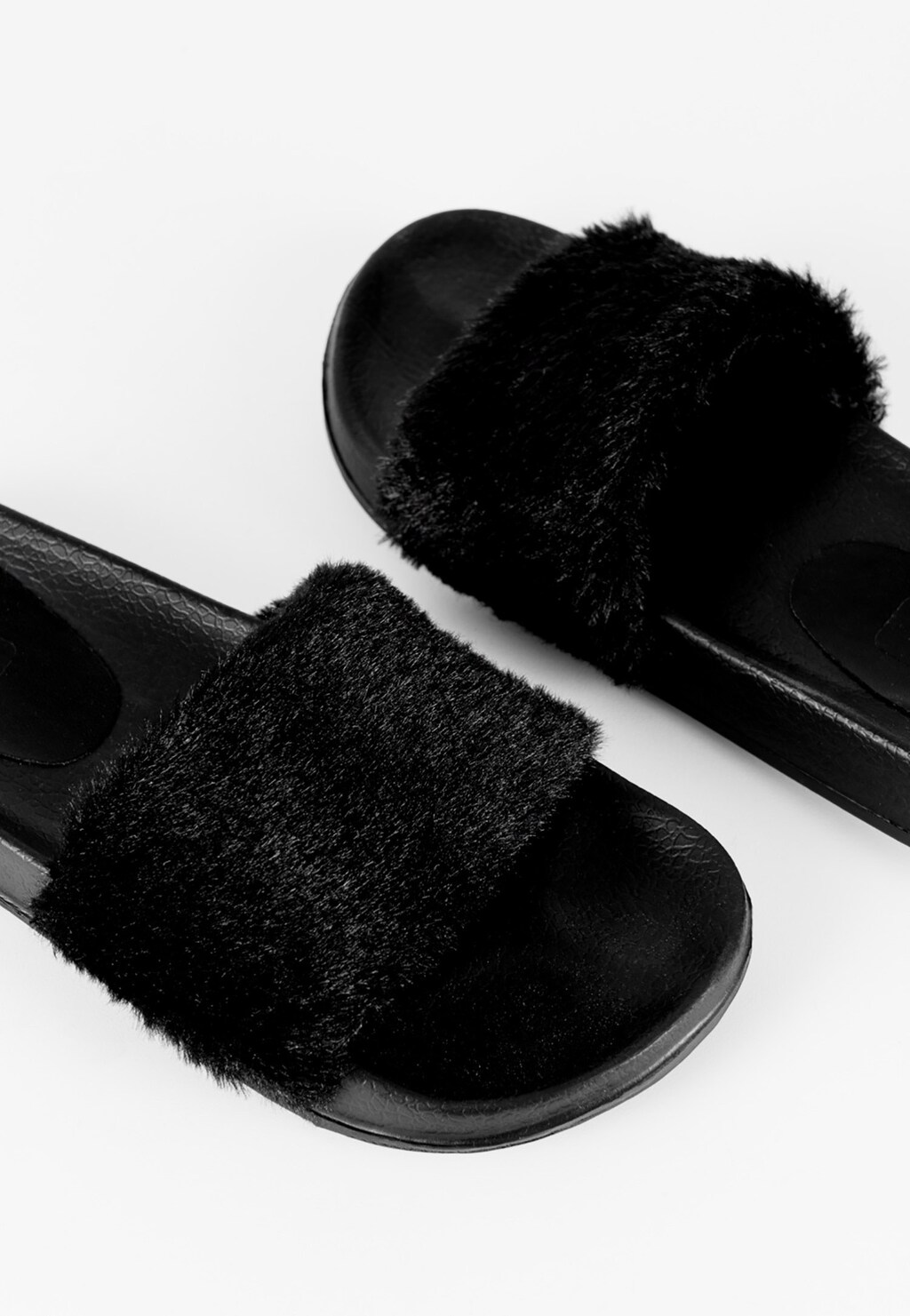 WJS czarne klapki damskie ze sztucznym futerkiem WJS71009-11 Widok 4