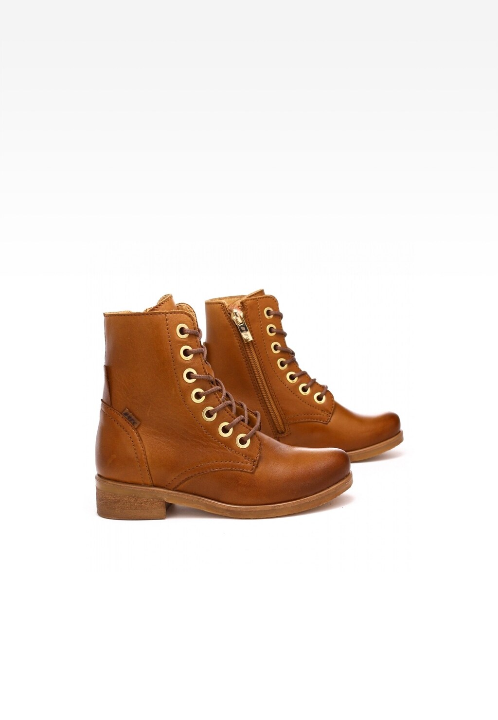 Brązowe trzewiki dziewczęce Wojas x Bartek 8400453 ze skórzaną cholewką, sznurowaniem i bocznym zamkiem. Klasyczny model na niskim obcasie o uniwersalnym fasonie.