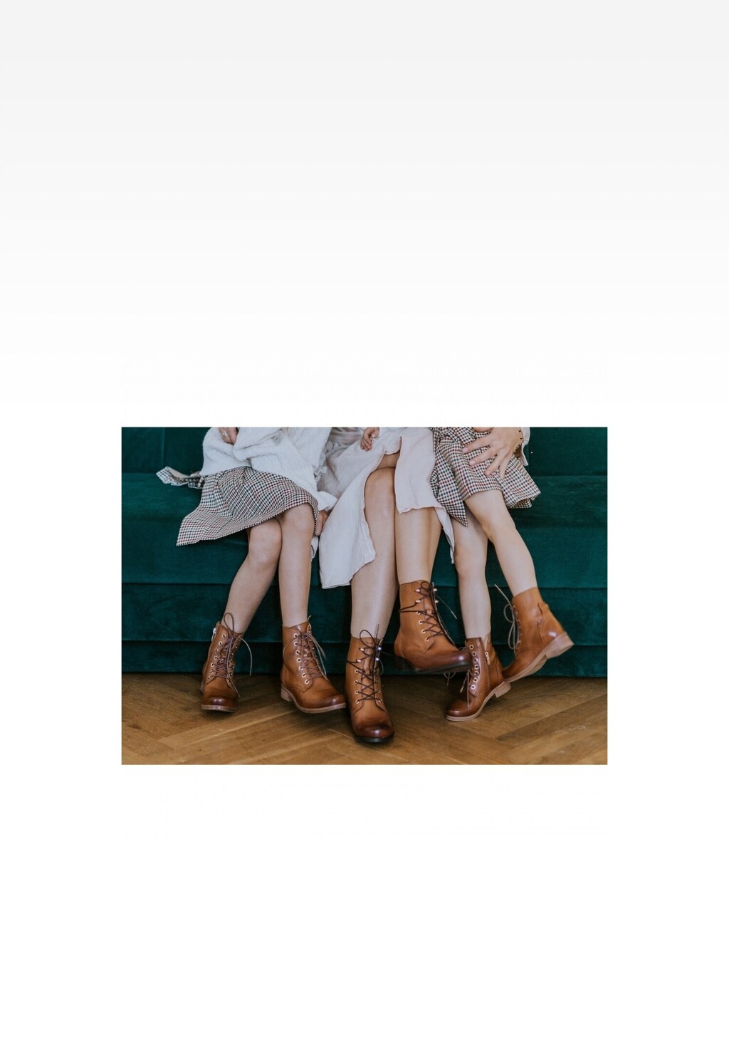 Brązowe trzewiki dziecięce Wojas x Bartek 8400453 prezentowane na nogach dziewczynek siedzących na zielonej kanapie, ukazujące styl i elegancję obuwia dla młodych fashionistek.