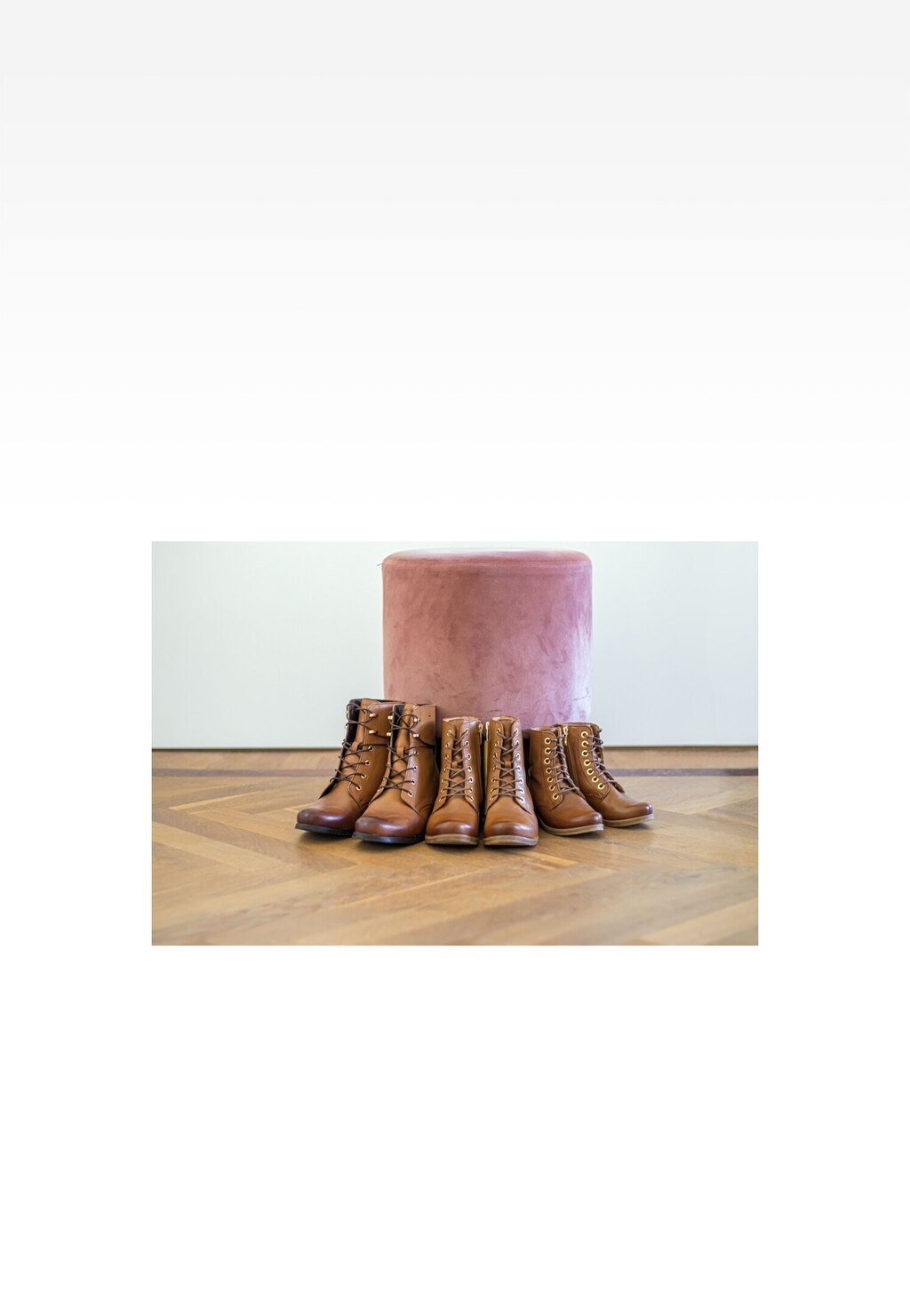 Trzewiki Wojas x Bartek 8400453 dla dziewcząt w brązowym kolorze ustawione w półokręgu wokół różowego pufla na drewnianej podłodze, widok z przodu.