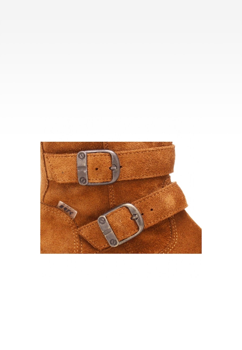 Zbliżenie na brązowe botki Wojas x Bartek 8440263 dla dziewcząt, ukazujące zamszową teksturę i metalowe klamry na paskach, podkreślające detale konstrukcji obuwia.