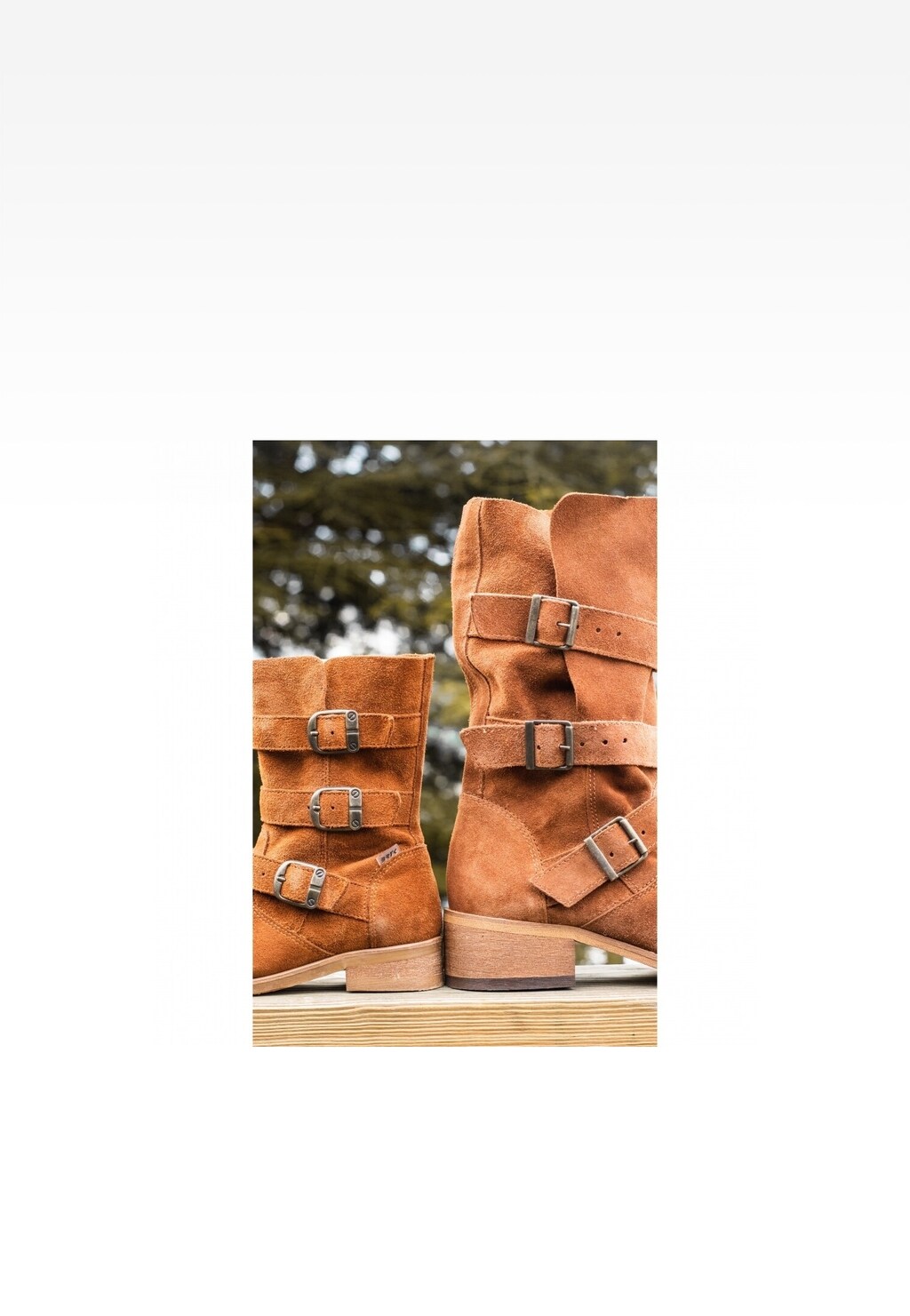 Brązowe zamszowe botki dziewczęce Wojas x Bartek 8440263 z ozdobnymi klamrami, sfotografowane na zewnątrz. Para butów w różnych stylach - jeden z trzema klamrami, drugi z czterema.