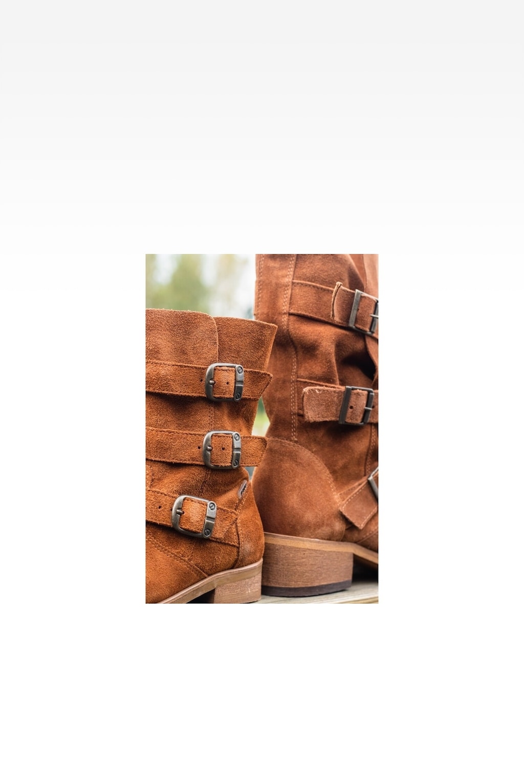 Brązowe zamszowe botki Wojas x Bartek 8440263 dla dziewcząt z ozdobnymi klamrami, sfotografowane w zbliżeniu, pokazujące detale skórzanego wykończenia i charakterystyczny design.