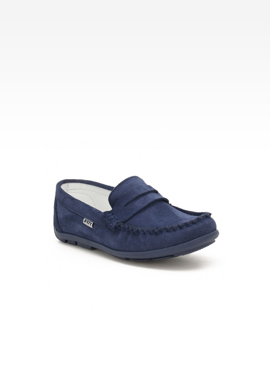 Granatowe mokasyny wizytowe BARTEK 8780066 dla chłopców, wykonane z zamszowej skóry, z jasną wkładką wewnętrzną i charakterystycznym paskiem na przodzie buta.