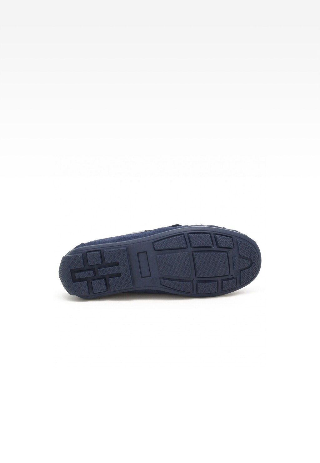Podeszwa granatowego buta wizytowego Bartek 8780066 dla chłopców, ukazana od spodu z widocznym wzorem bieżnika zapewniającym przyczepność.