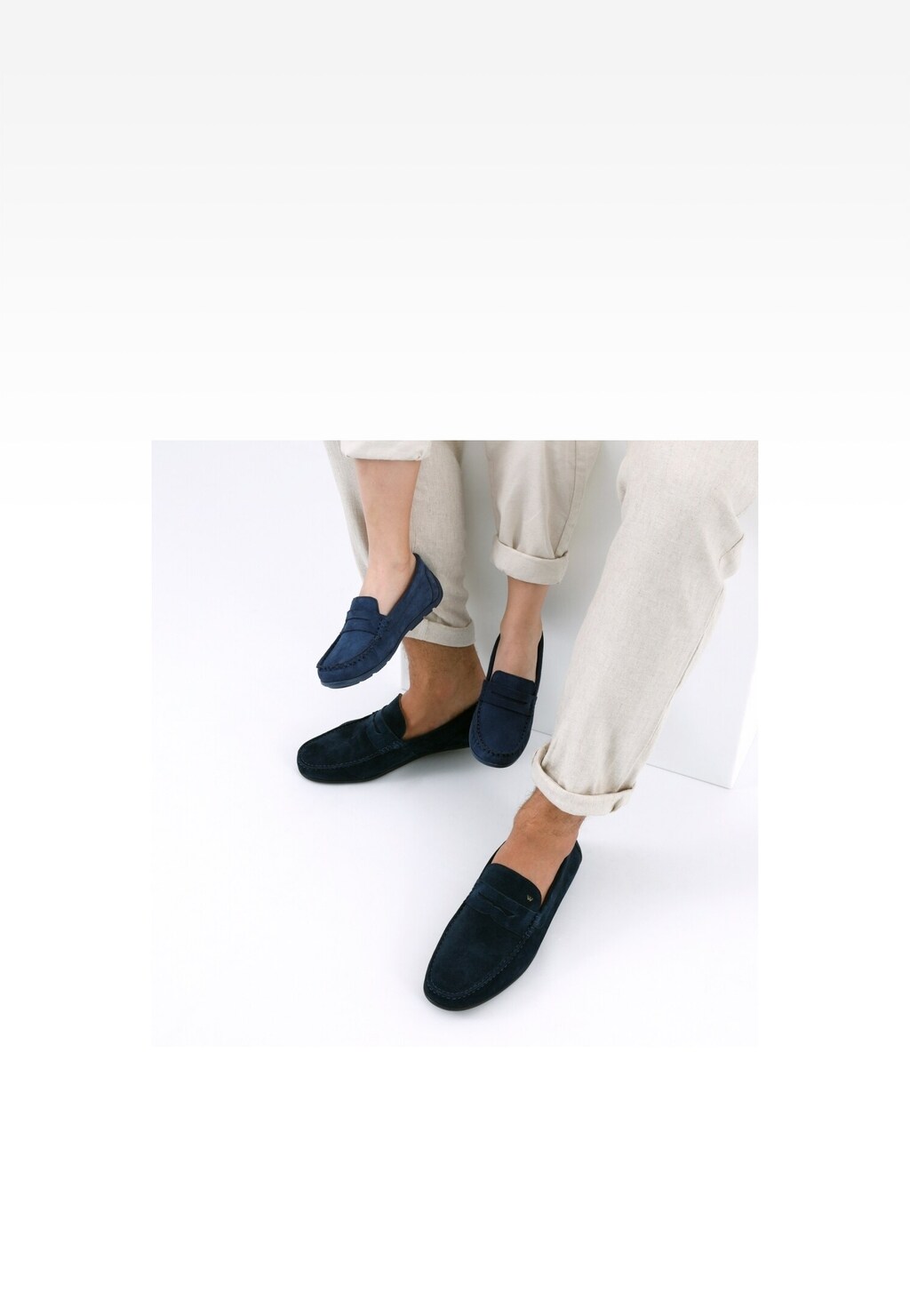 Granatowe mokasyny Bartek 8780066 dla chłopców, zaprezentowane na stopach osoby w jasnych spodniach. Eleganckie wizytowe buty o klasycznym kroju.