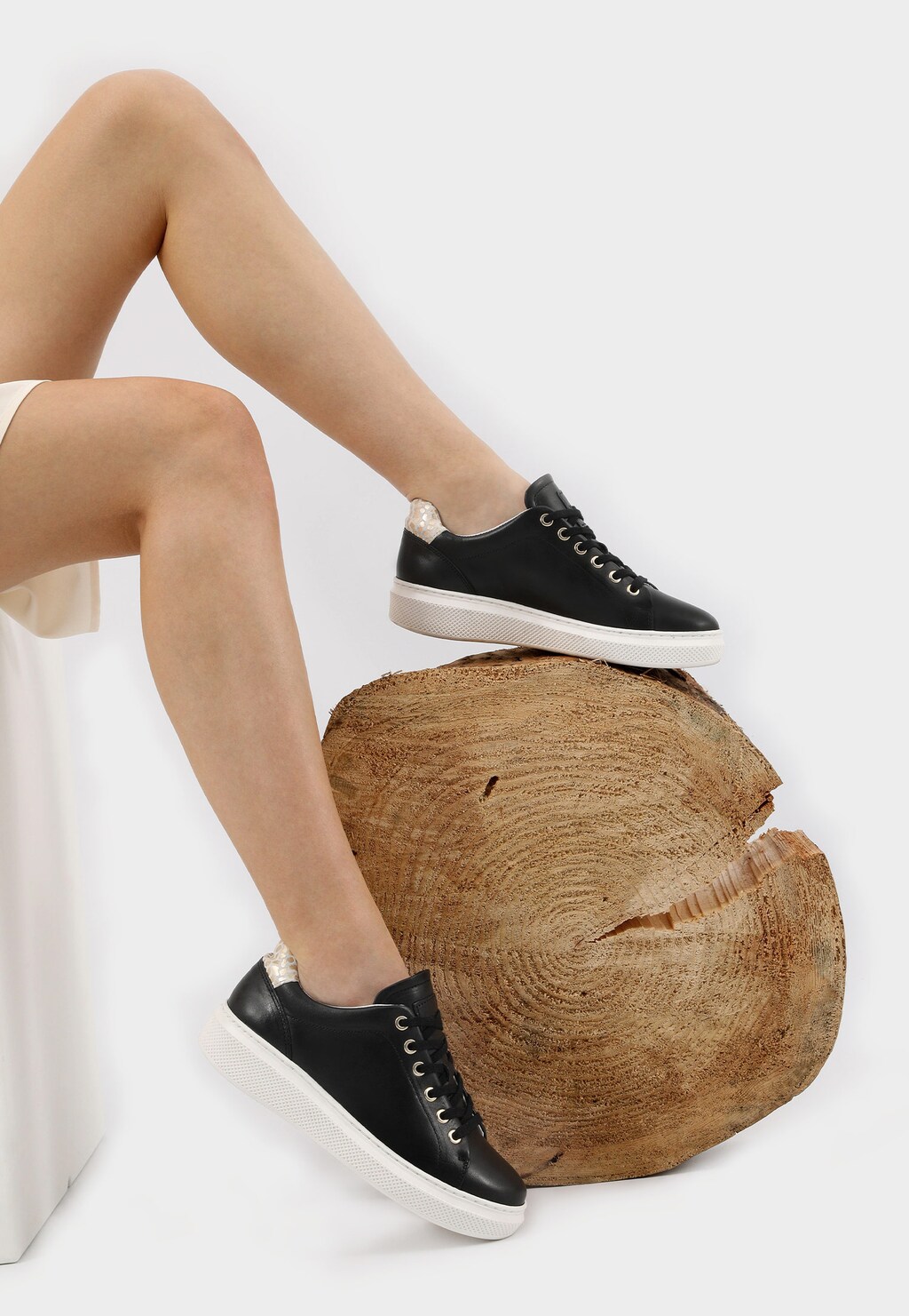 Dámske sneakersy z lícovej kože na každodenné nosenie 46089-51 Widok 10