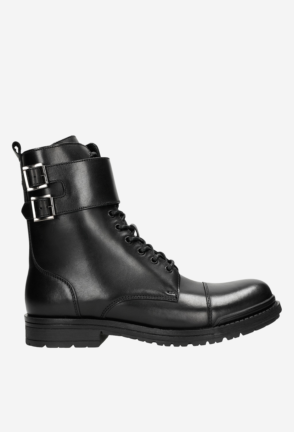 Czarne męskie buty Wojas model 24034-51, bikery za kostkę wykonane ze skóry licowej, z dwiema klamrami, sznurowane, na ciemnej podeszwie, widok z boku.