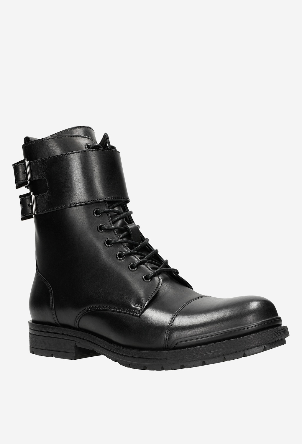 Czarne męskie bikery Wojas 24034-51 ze skóry licowej, sięgające za kostkę, z ozdobnymi klamrami i sznurowaniem, na ciemnej podeszwie, widok z boku.