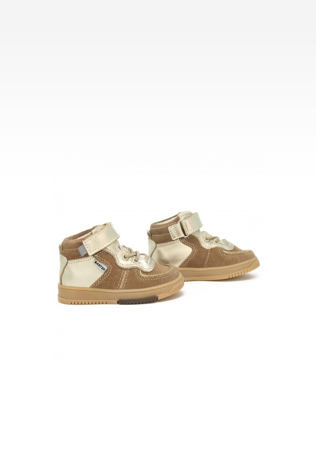 Dziecięce sneakersy Bartek 11583004 w beżowo-złotym kolorze z rzepem na kostce, podeszwą z gumy i zamszowymi wstawkami, widok z boku.