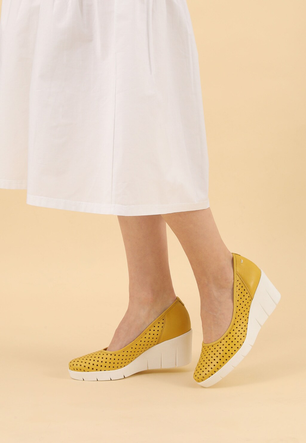 Žlté dámske lodičky z lícovej kože a s klinovým podpätkom 46082-58 Widok 8