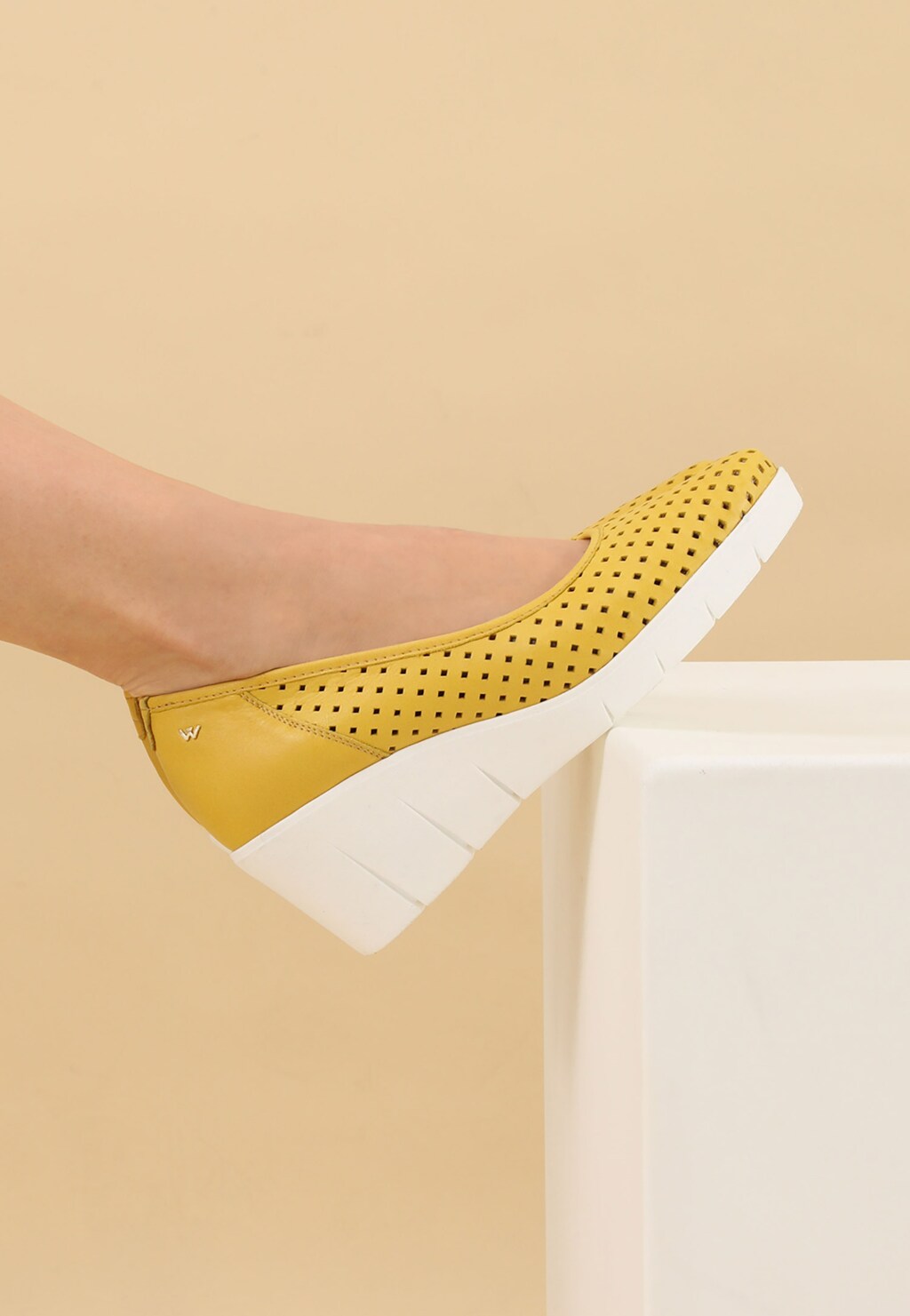 Žlté dámske lodičky z lícovej kože a s klinovým podpätkom 46082-58 Widok 1