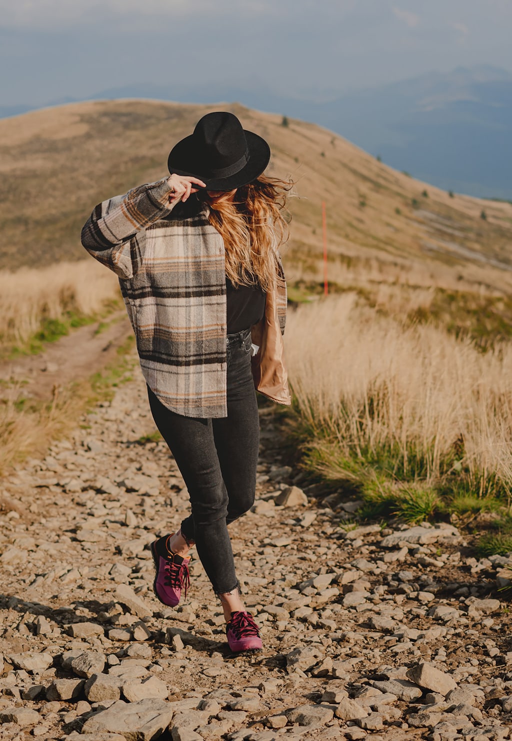 Różowe trekkingi damskie z czarnymi wstawkami 46083-95 Widok 8