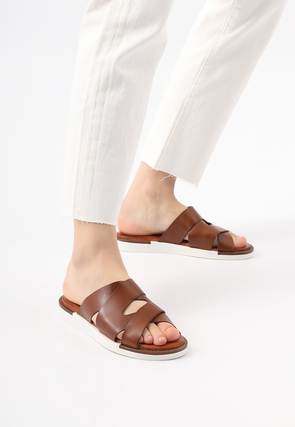 Hnědé kožené dámské žabky s bílou podrážkou  74044-52 Widok 10