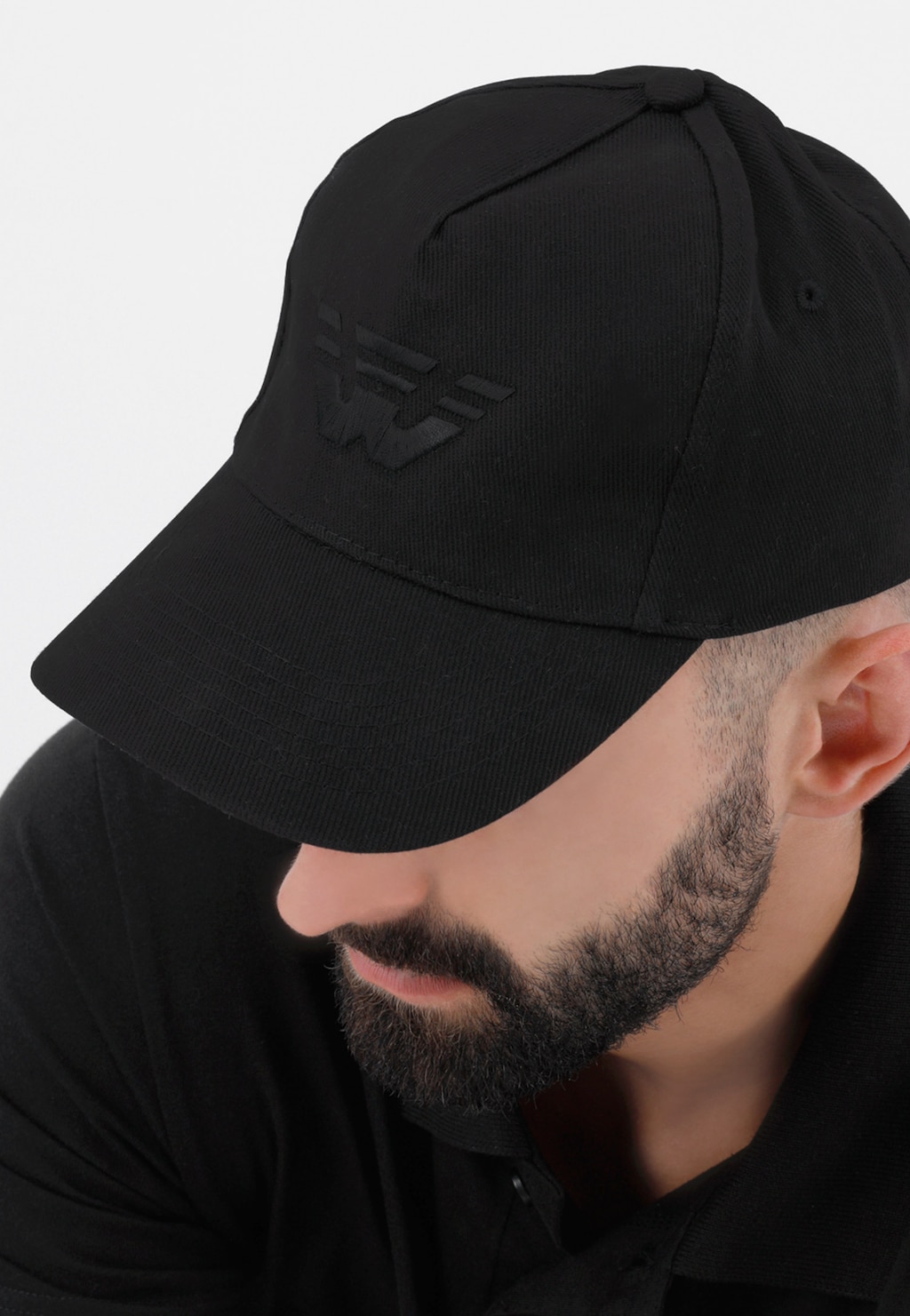 Czarna czapka z daszkiem z haftowanym logo 96009-11 Widok 1