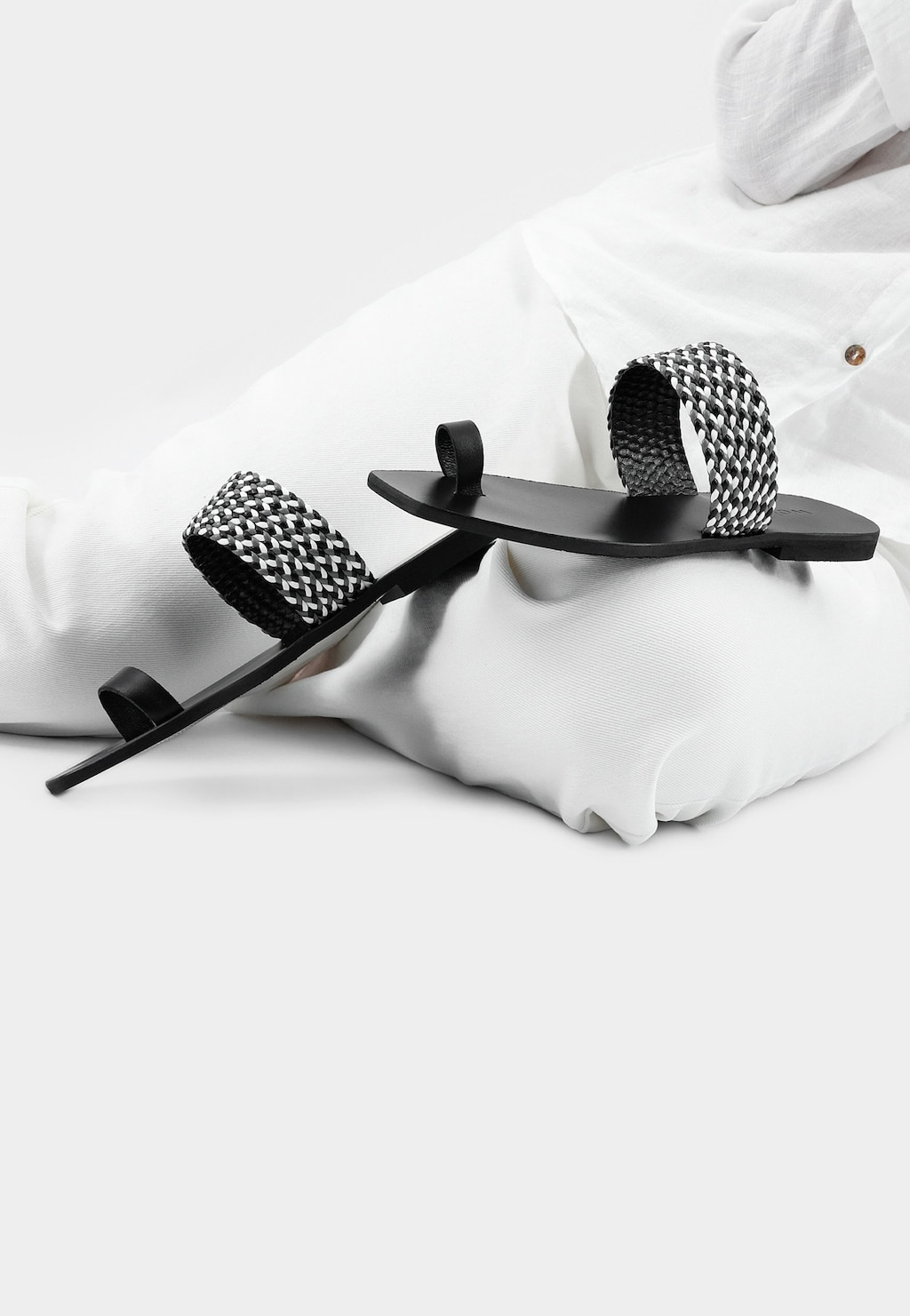 Czarne klapki damskie z  ozdobnym plecionym paskiem 74039-51 Widok 7