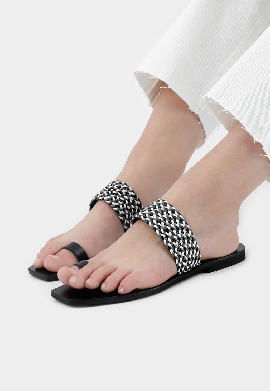 Czarne klapki damskie z  ozdobnym plecionym paskiem 74039-51 Widok 8