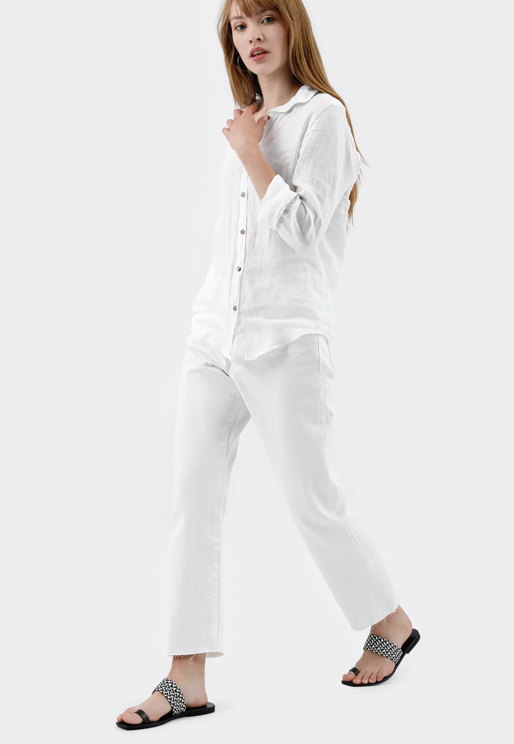 Czarne klapki damskie z  ozdobnym plecionym paskiem 74039-51 Widok 1