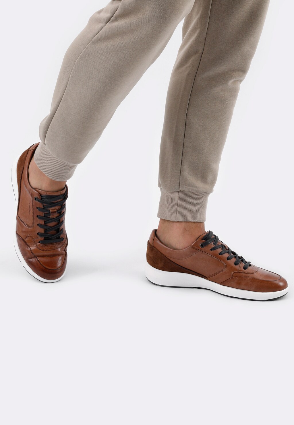 Brązowe sneakersy męskie na białej podeszwie 10084-73 Widok 1