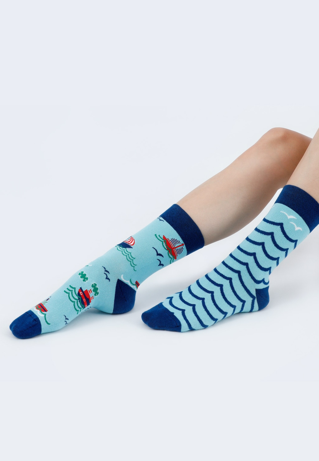 Veselé vodácké vysoké bavlněné ponožky v modré barvě 97032-86 Widok 5