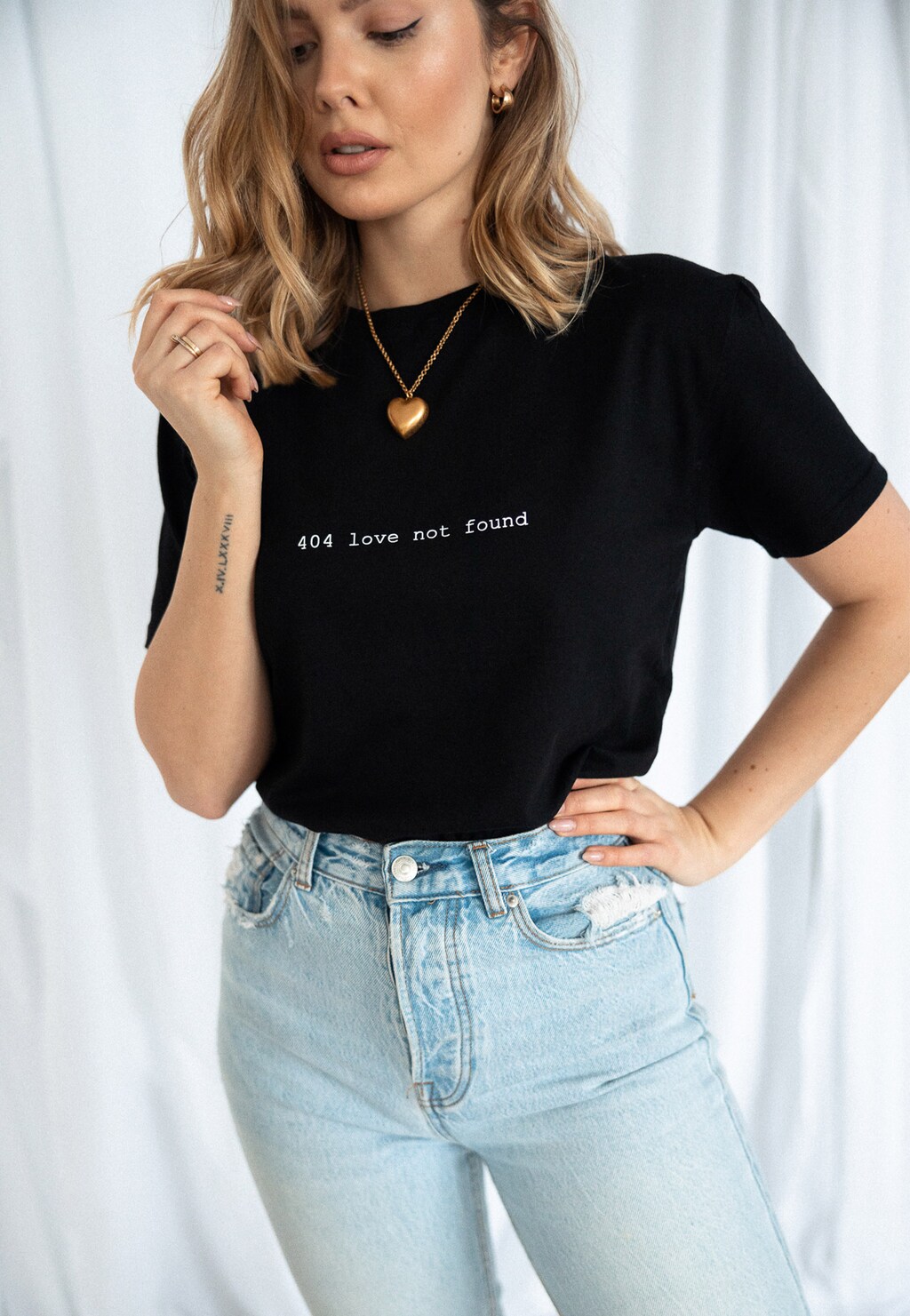 CHIARA czarny t-shirt z napisem love not found K200005-11 Widok 1